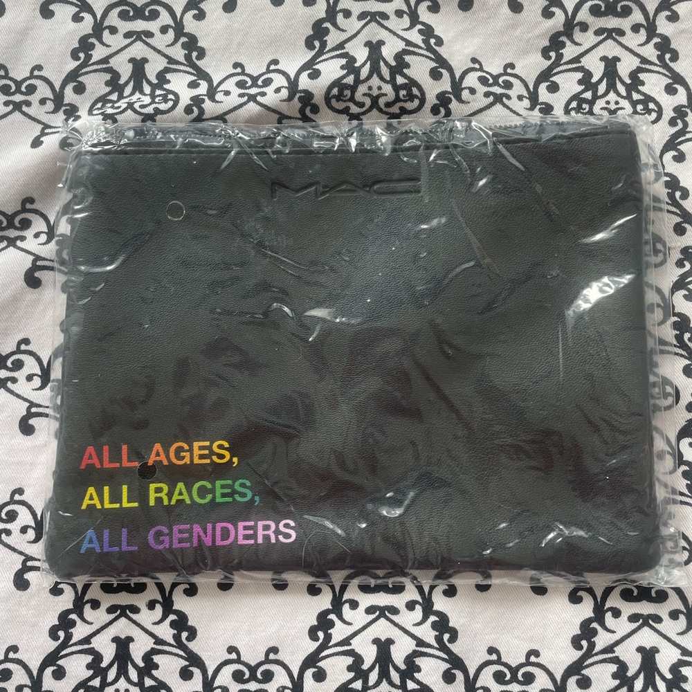 NWT! MAC Cosmetics Black Zip Up Makeup Cosmetic Case NIP